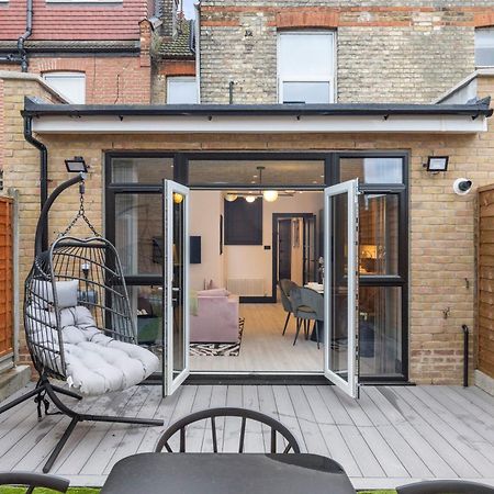 Unwind In Style 2Br With Cozy Backyard For Groups Appartement Londen Buitenkant foto