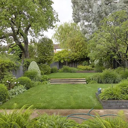 Unwind In Style 2Br With Cozy Backyard For Groups Appartement Londen Buitenkant foto