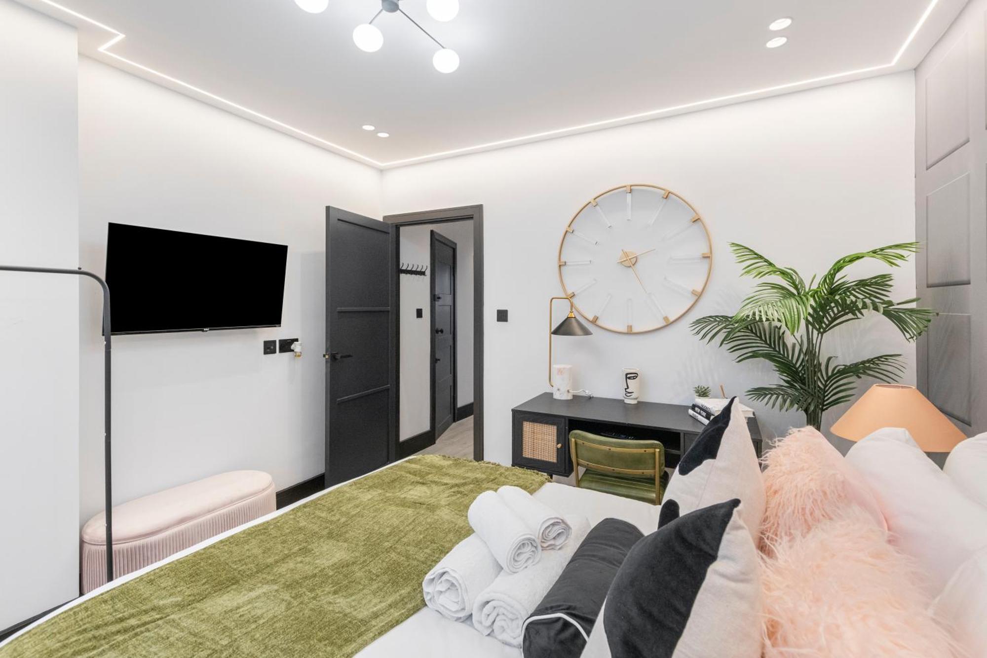 Unwind In Style 2Br With Cozy Backyard For Groups Appartement Londen Buitenkant foto