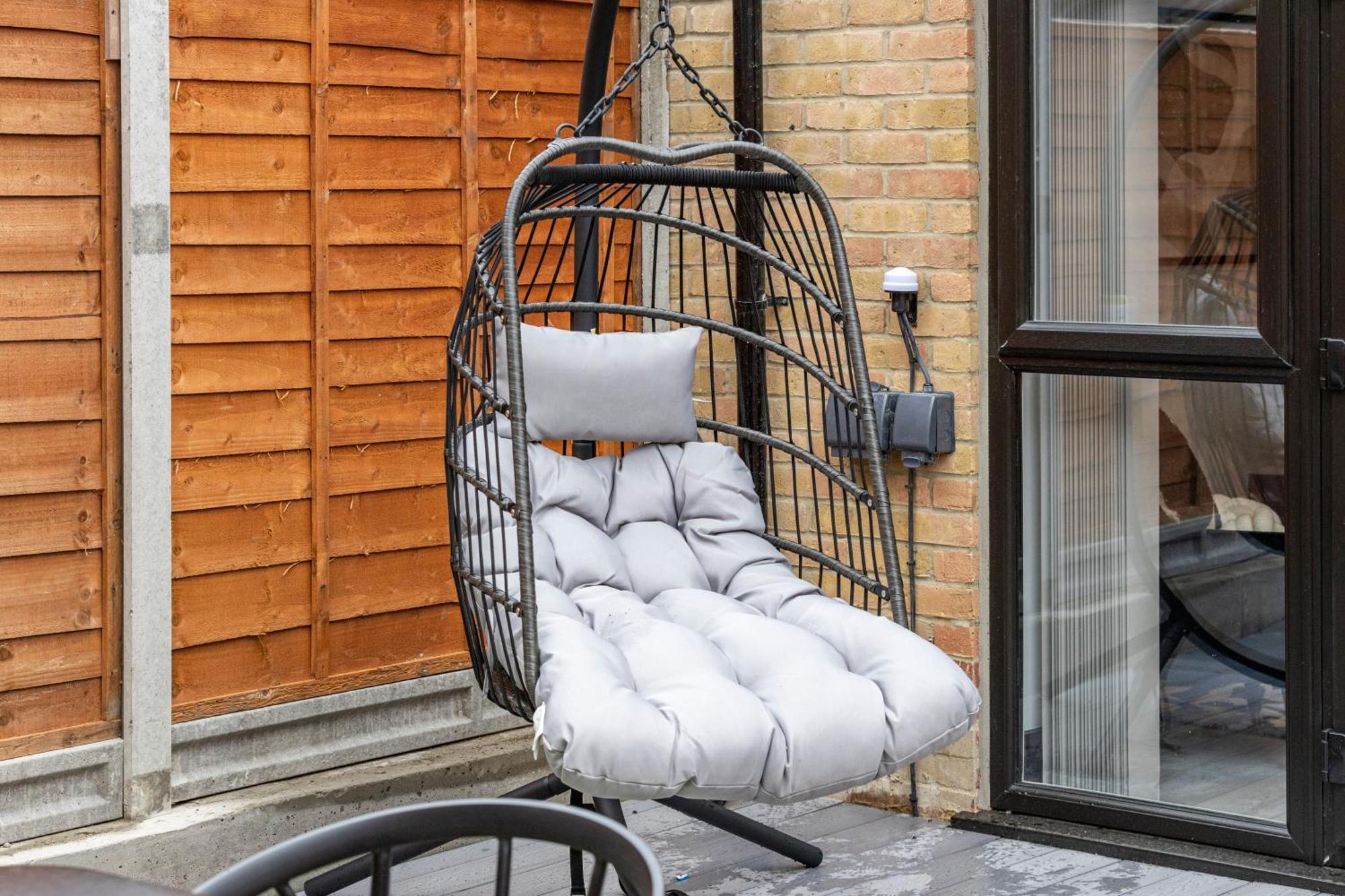 Unwind In Style 2Br With Cozy Backyard For Groups Appartement Londen Buitenkant foto