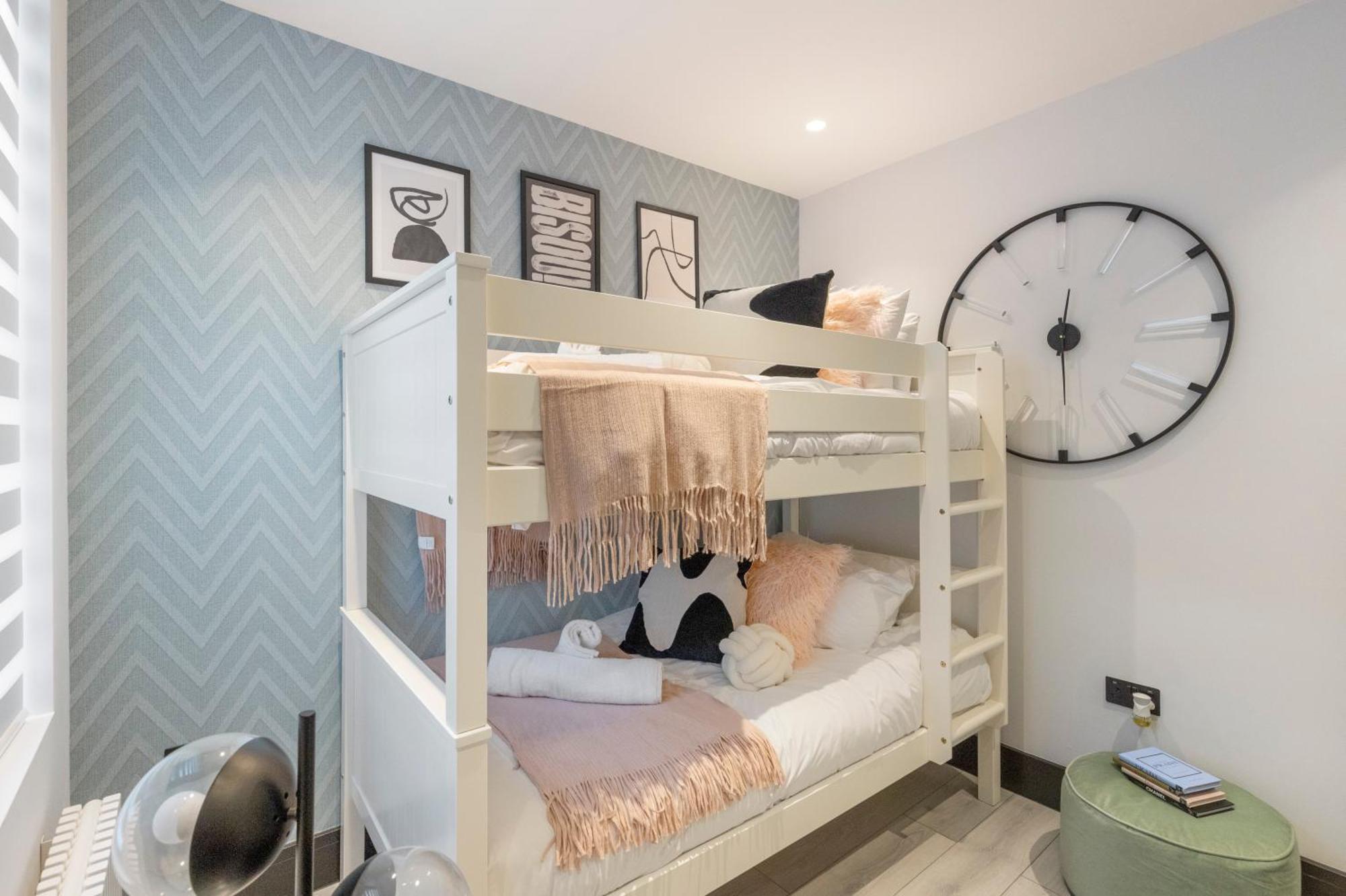 Unwind In Style 2Br With Cozy Backyard For Groups Appartement Londen Buitenkant foto