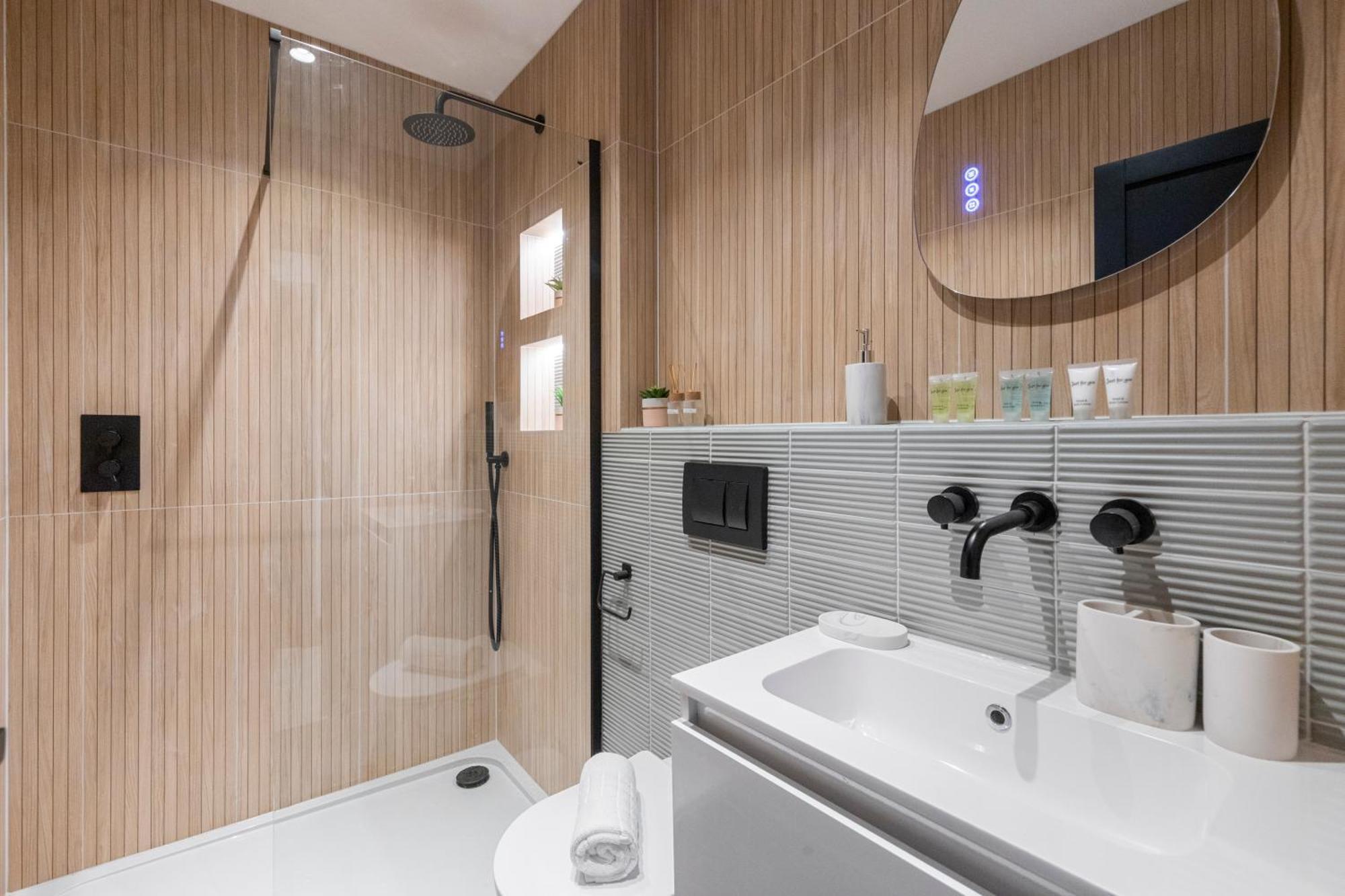 Unwind In Style 2Br With Cozy Backyard For Groups Appartement Londen Buitenkant foto