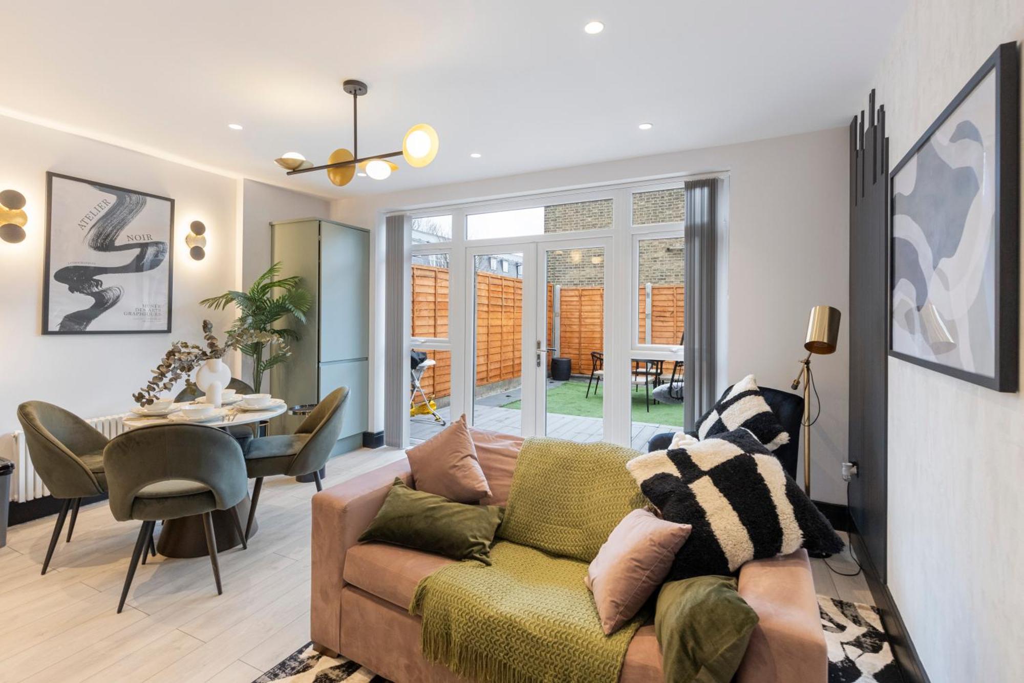 Unwind In Style 2Br With Cozy Backyard For Groups Appartement Londen Buitenkant foto