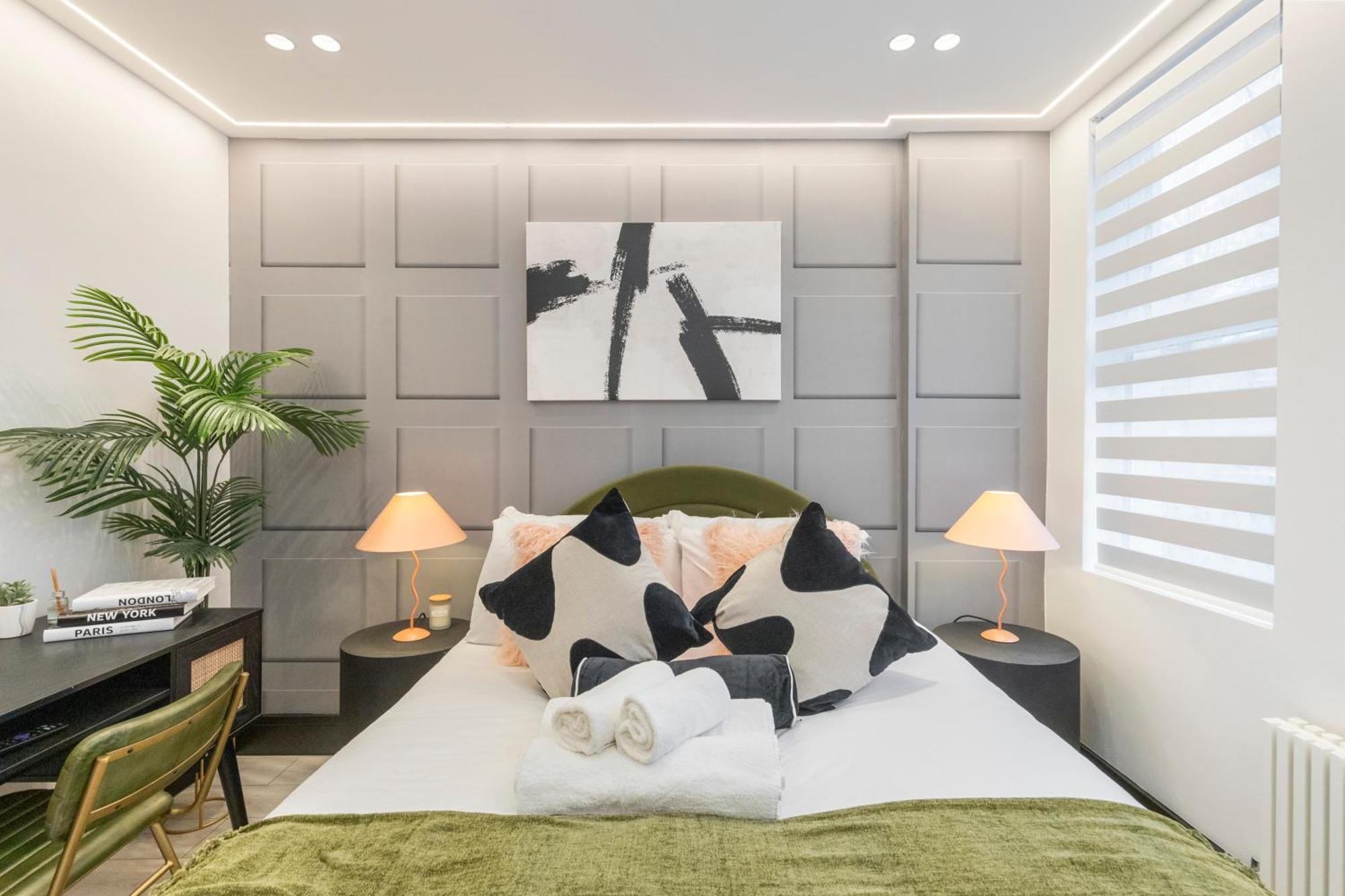 Unwind In Style 2Br With Cozy Backyard For Groups Appartement Londen Buitenkant foto