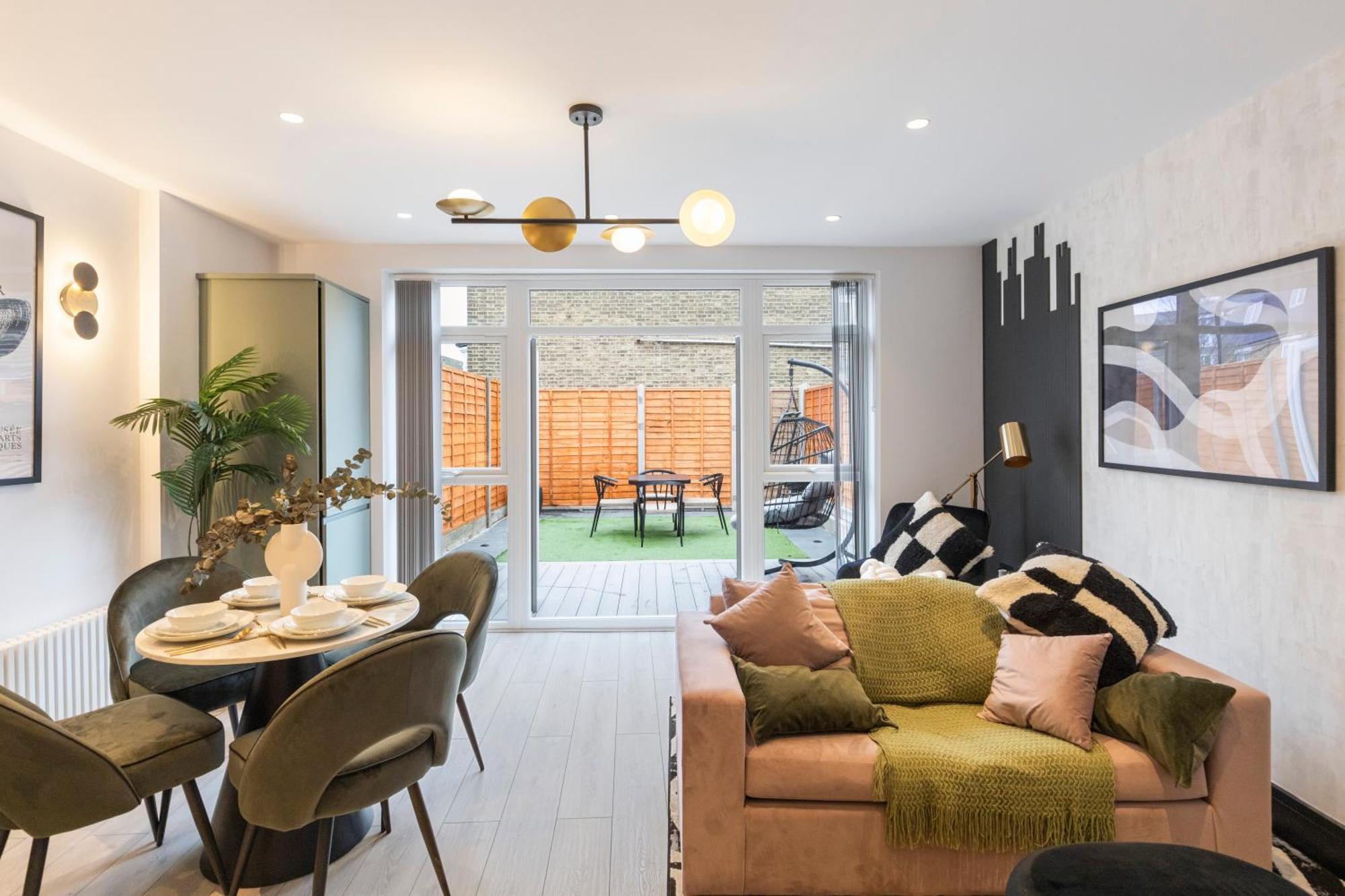 Unwind In Style 2Br With Cozy Backyard For Groups Appartement Londen Buitenkant foto