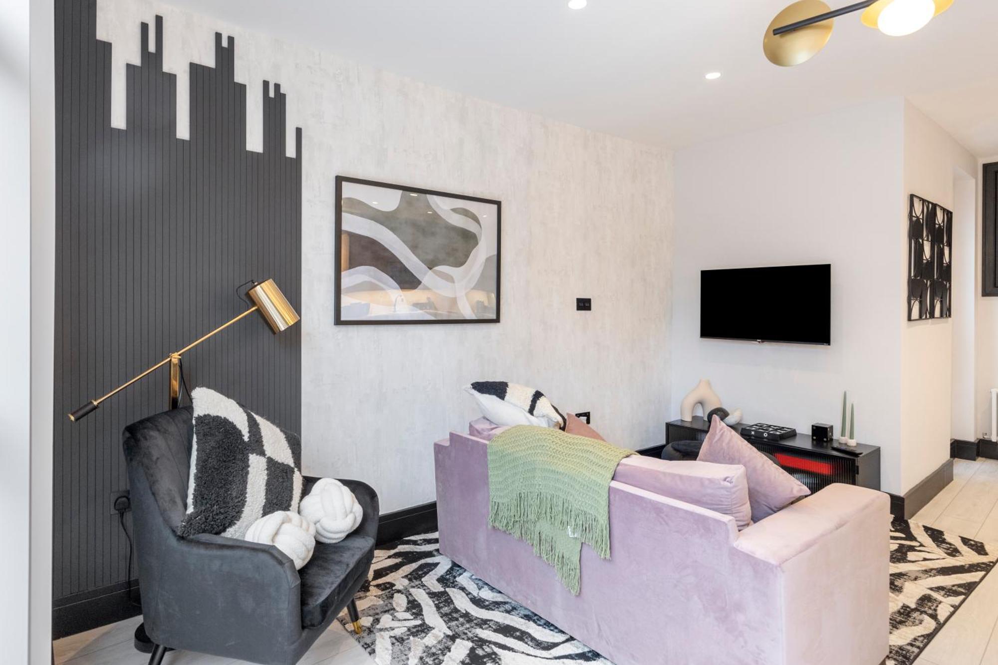Unwind In Style 2Br With Cozy Backyard For Groups Appartement Londen Buitenkant foto