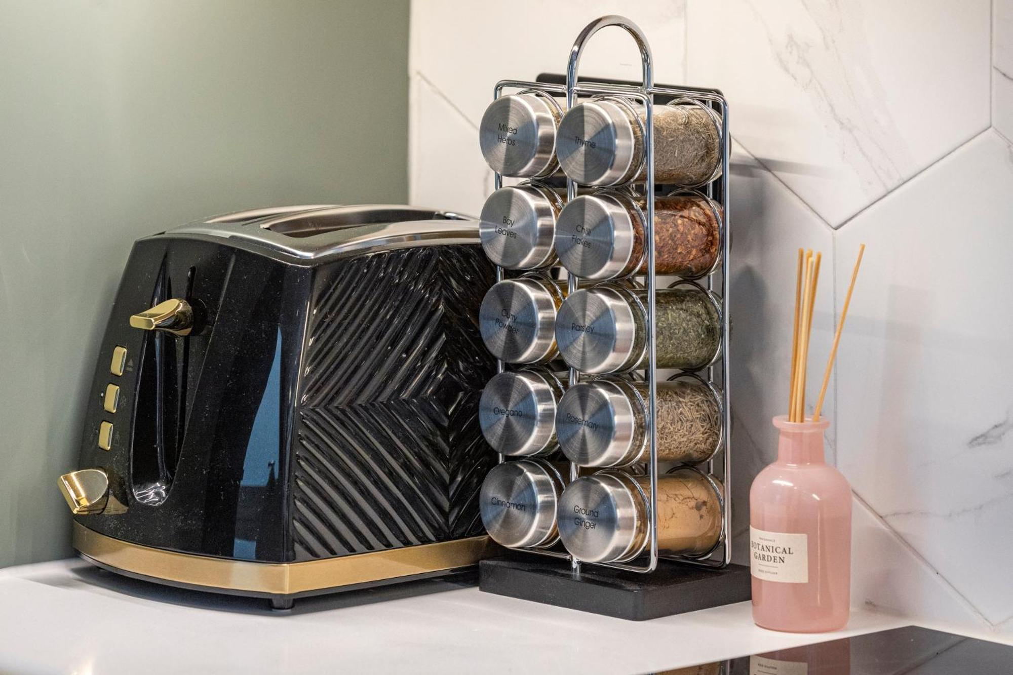 Unwind In Style 2Br With Cozy Backyard For Groups Appartement Londen Buitenkant foto