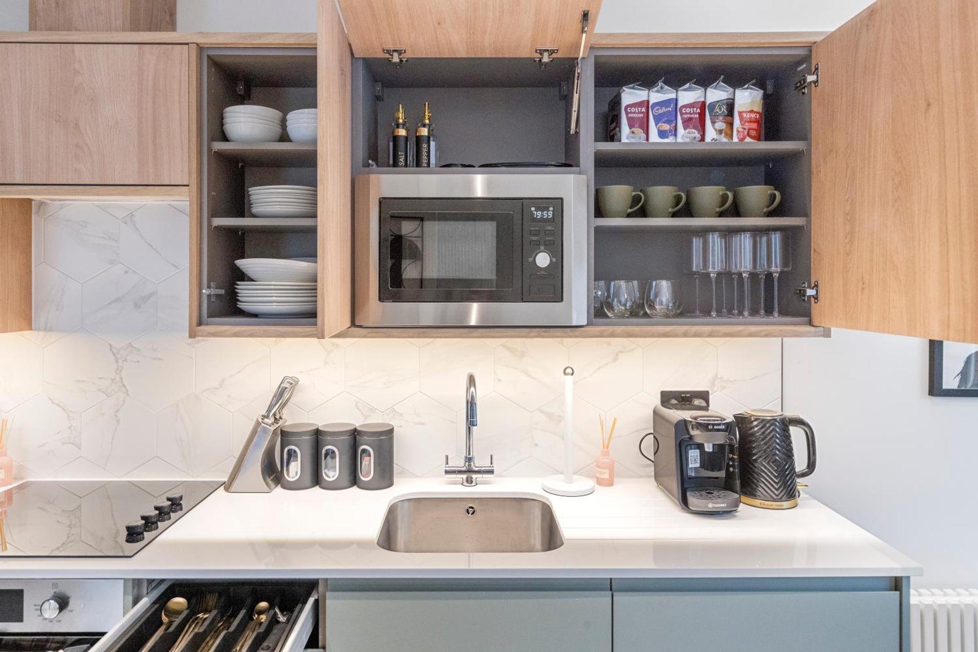 Unwind In Style 2Br With Cozy Backyard For Groups Appartement Londen Buitenkant foto