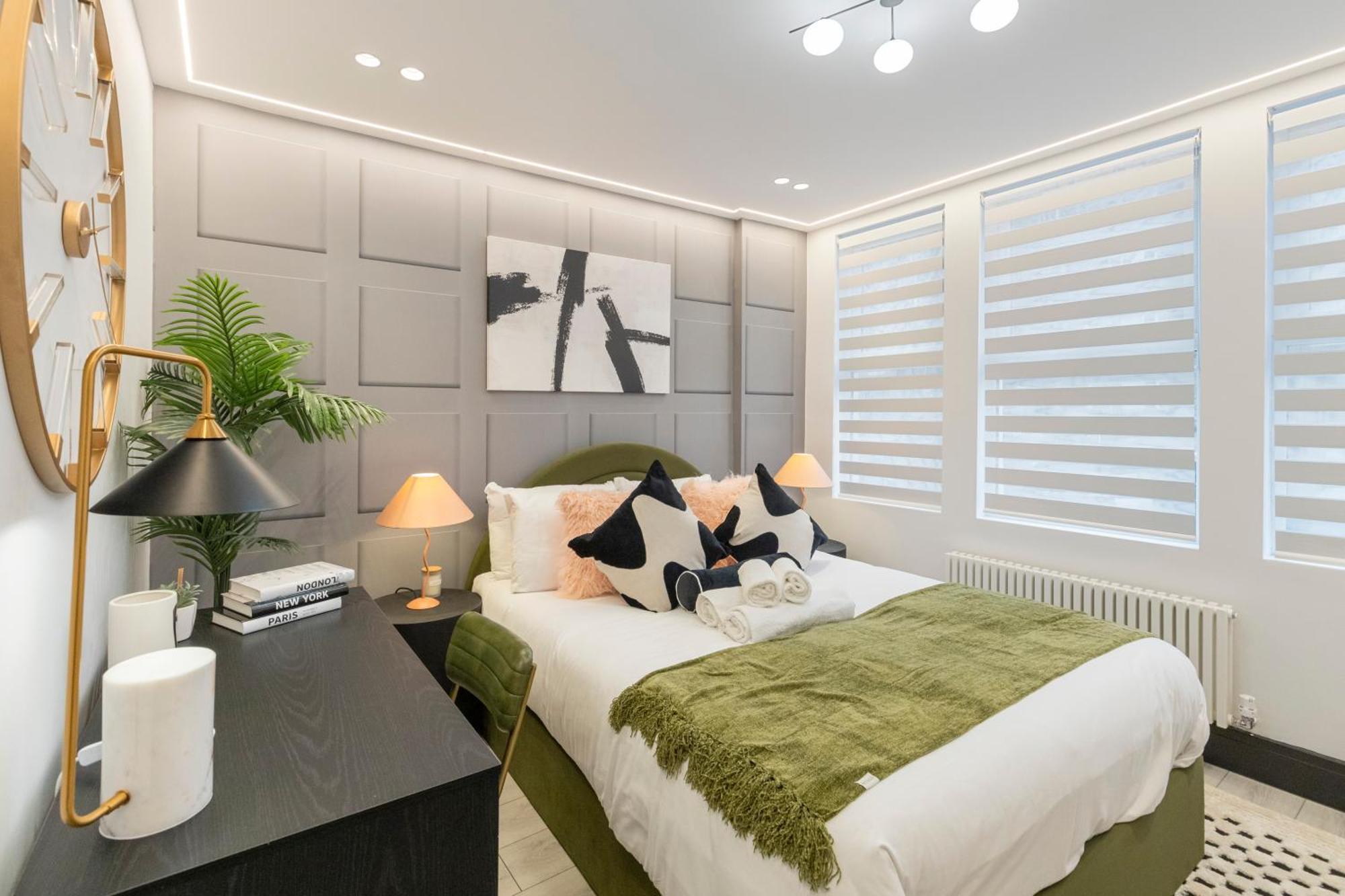 Unwind In Style 2Br With Cozy Backyard For Groups Appartement Londen Buitenkant foto