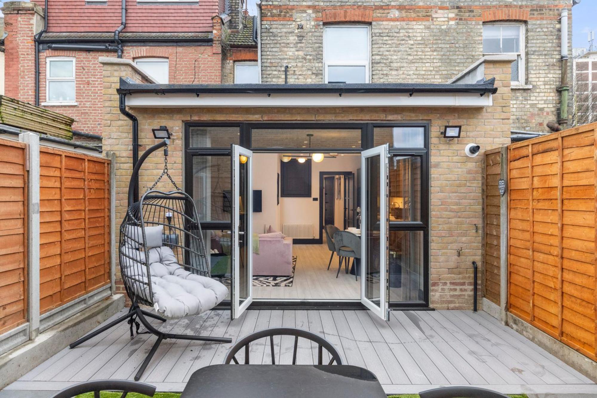 Unwind In Style 2Br With Cozy Backyard For Groups Appartement Londen Buitenkant foto