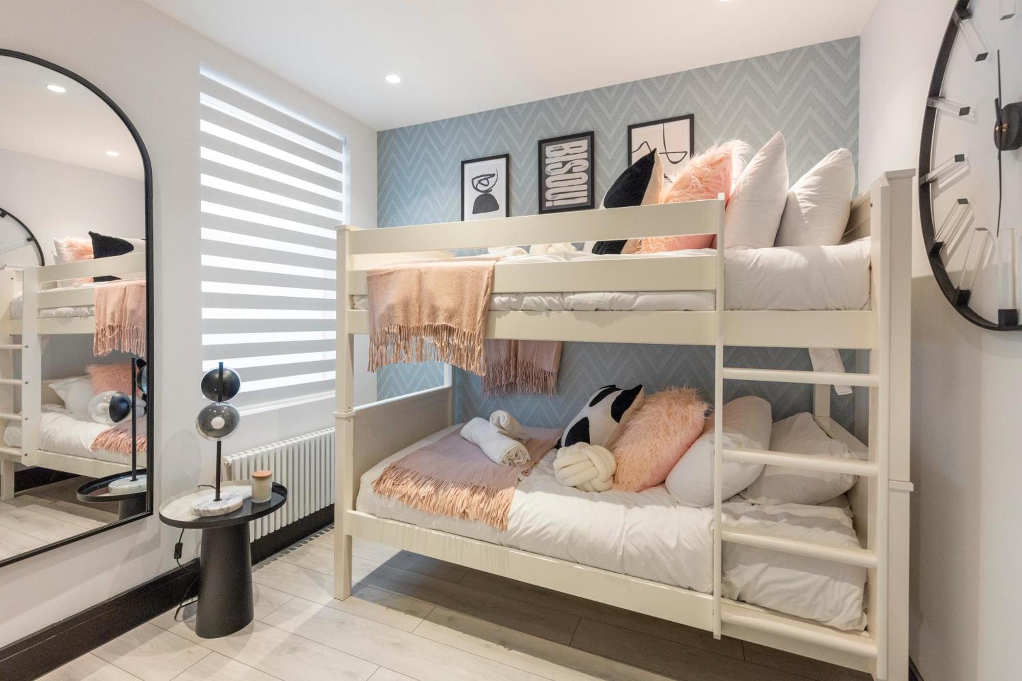 Unwind In Style 2Br With Cozy Backyard For Groups Appartement Londen Buitenkant foto