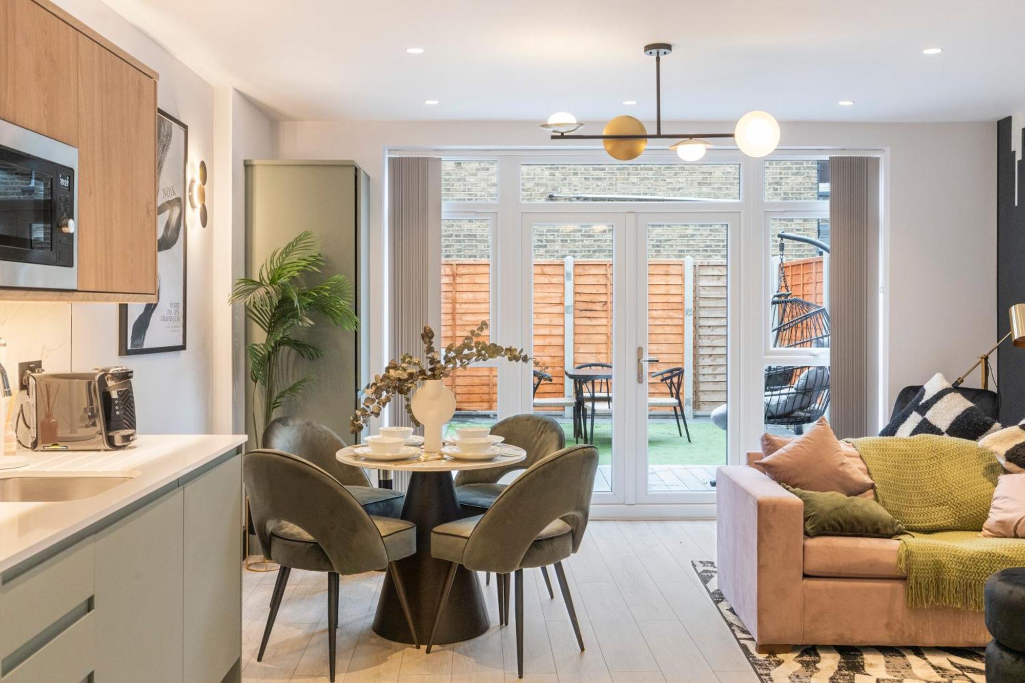 Unwind In Style 2Br With Cozy Backyard For Groups Appartement Londen Buitenkant foto
