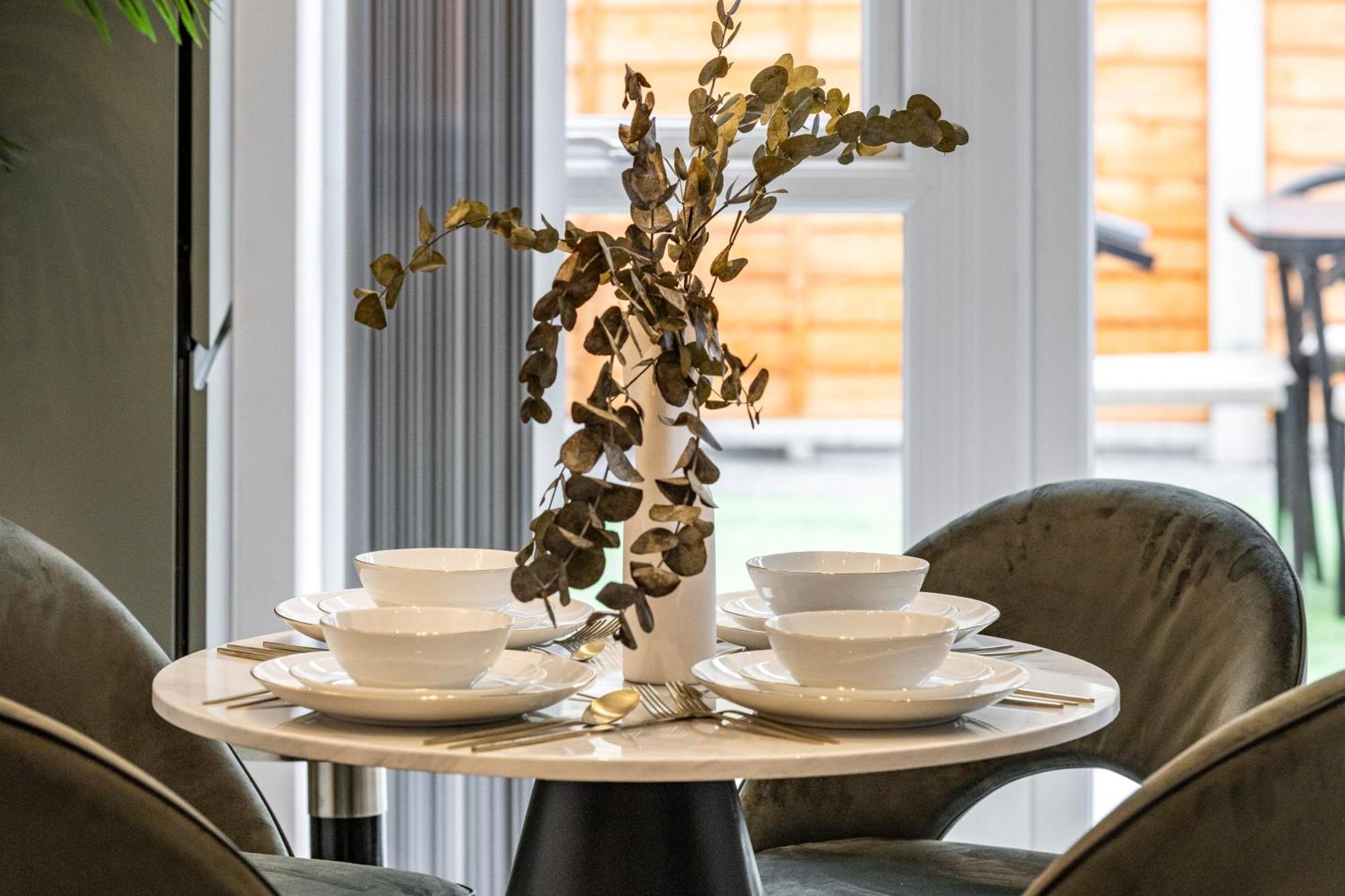 Unwind In Style 2Br With Cozy Backyard For Groups Appartement Londen Buitenkant foto