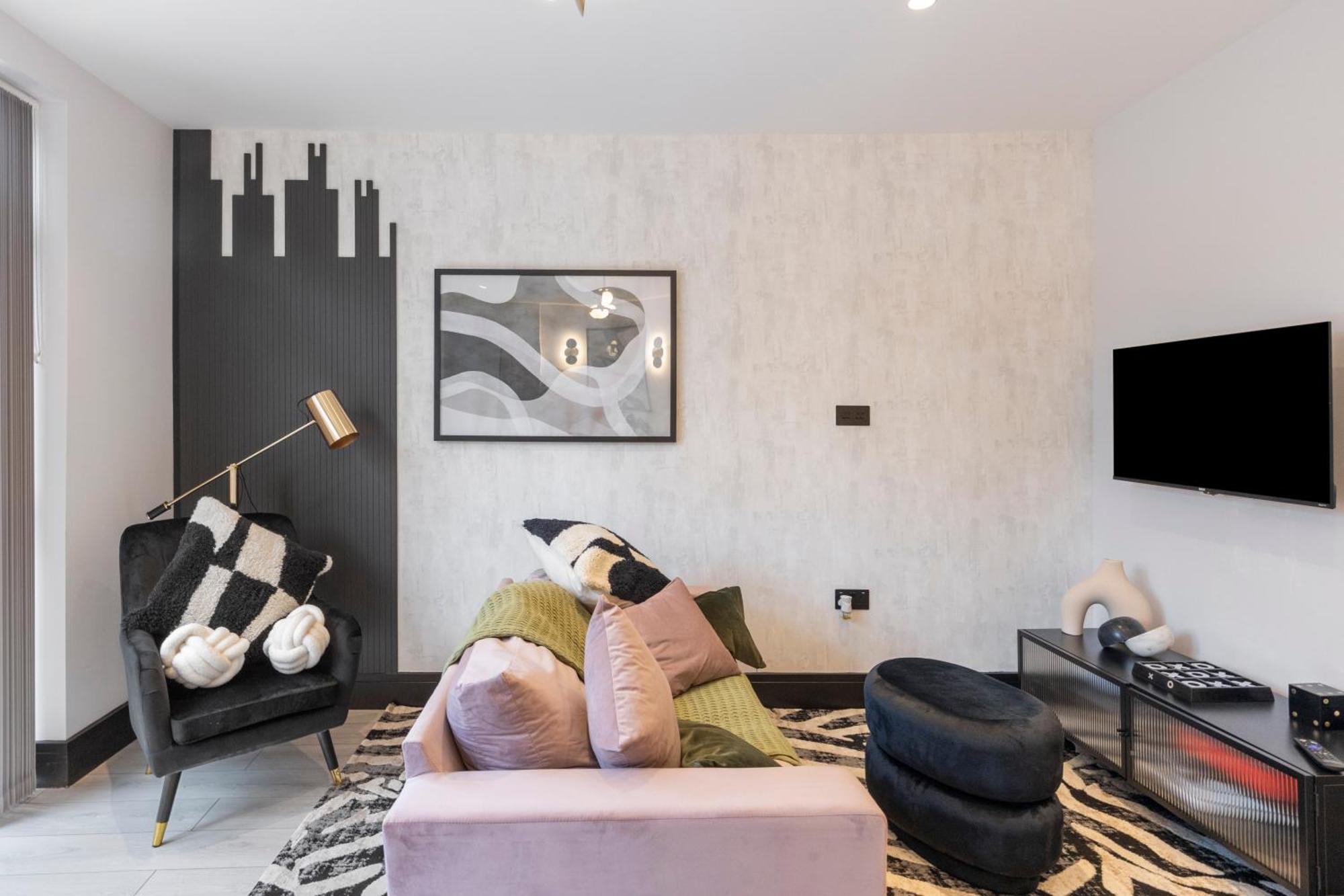 Unwind In Style 2Br With Cozy Backyard For Groups Appartement Londen Buitenkant foto